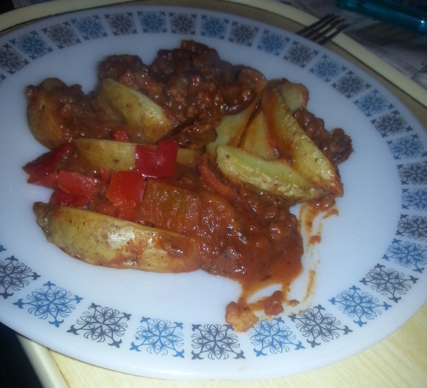 Ready Meal Monday – Asda Beef Chilli and Wedges plated up