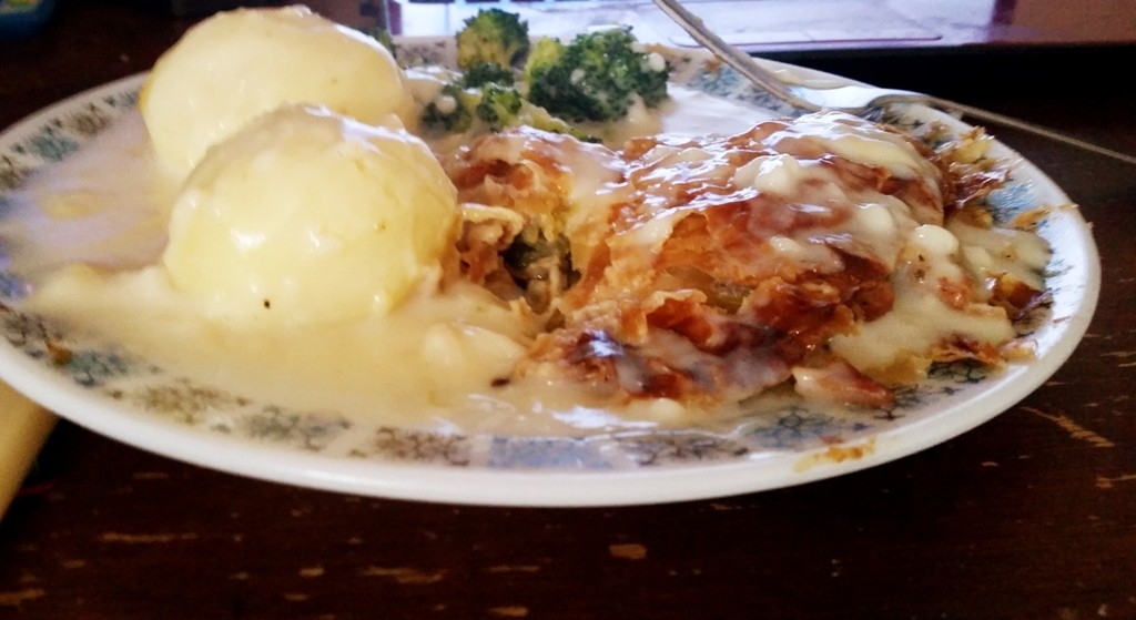 Chicken, Pek, Leek and Sage Leftover Pie with broccoli and boiled potatoes and a white sauce 